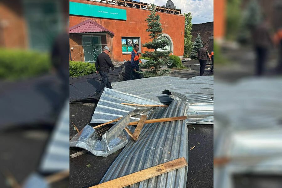 Güclü qasırğa Ermənistanda şəhəri ALT-ÜST ETDİ - Xəsarət alanlar var