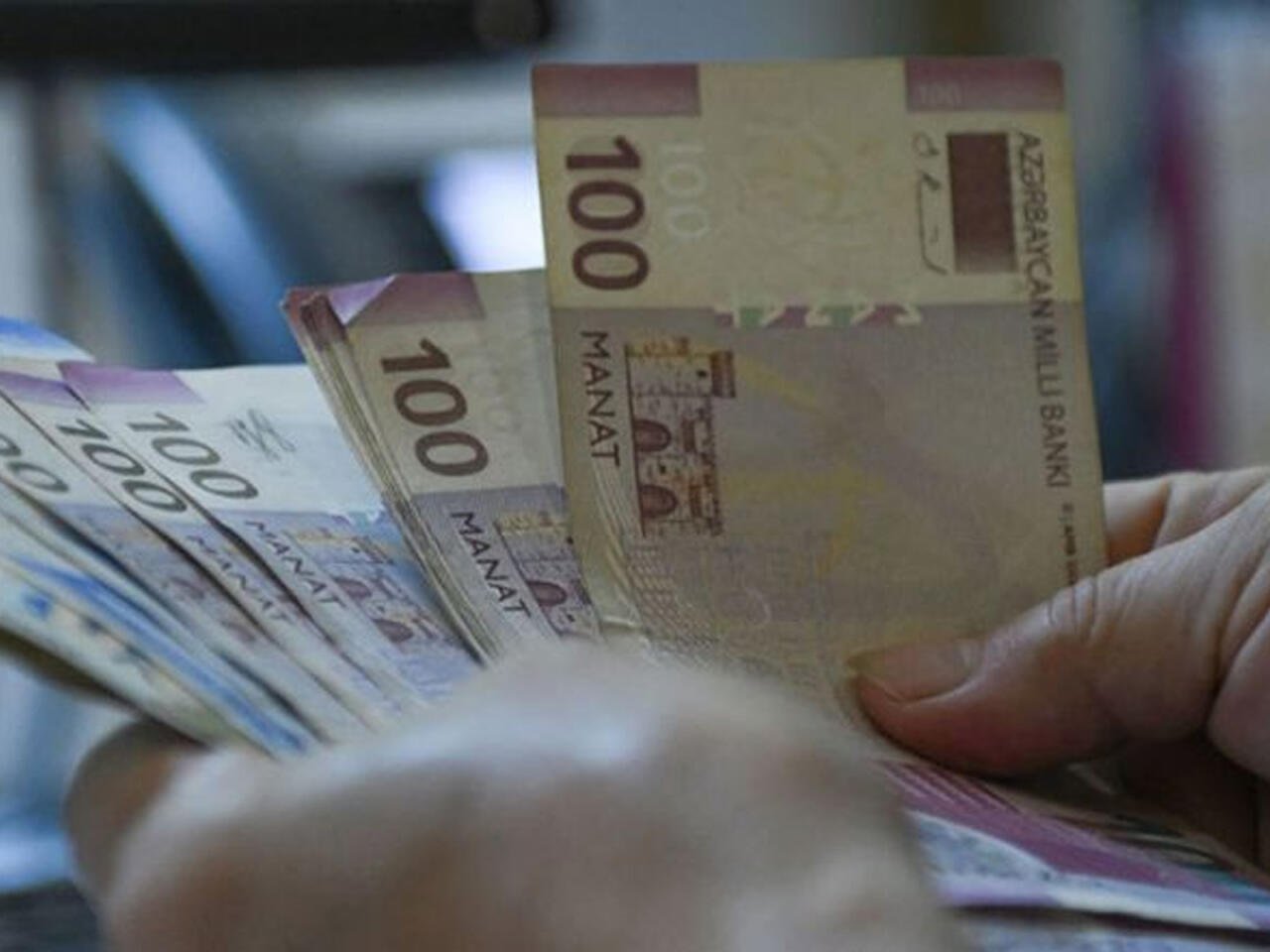 Azərbaycanda bu yazıçılara 350 manat veriləcək