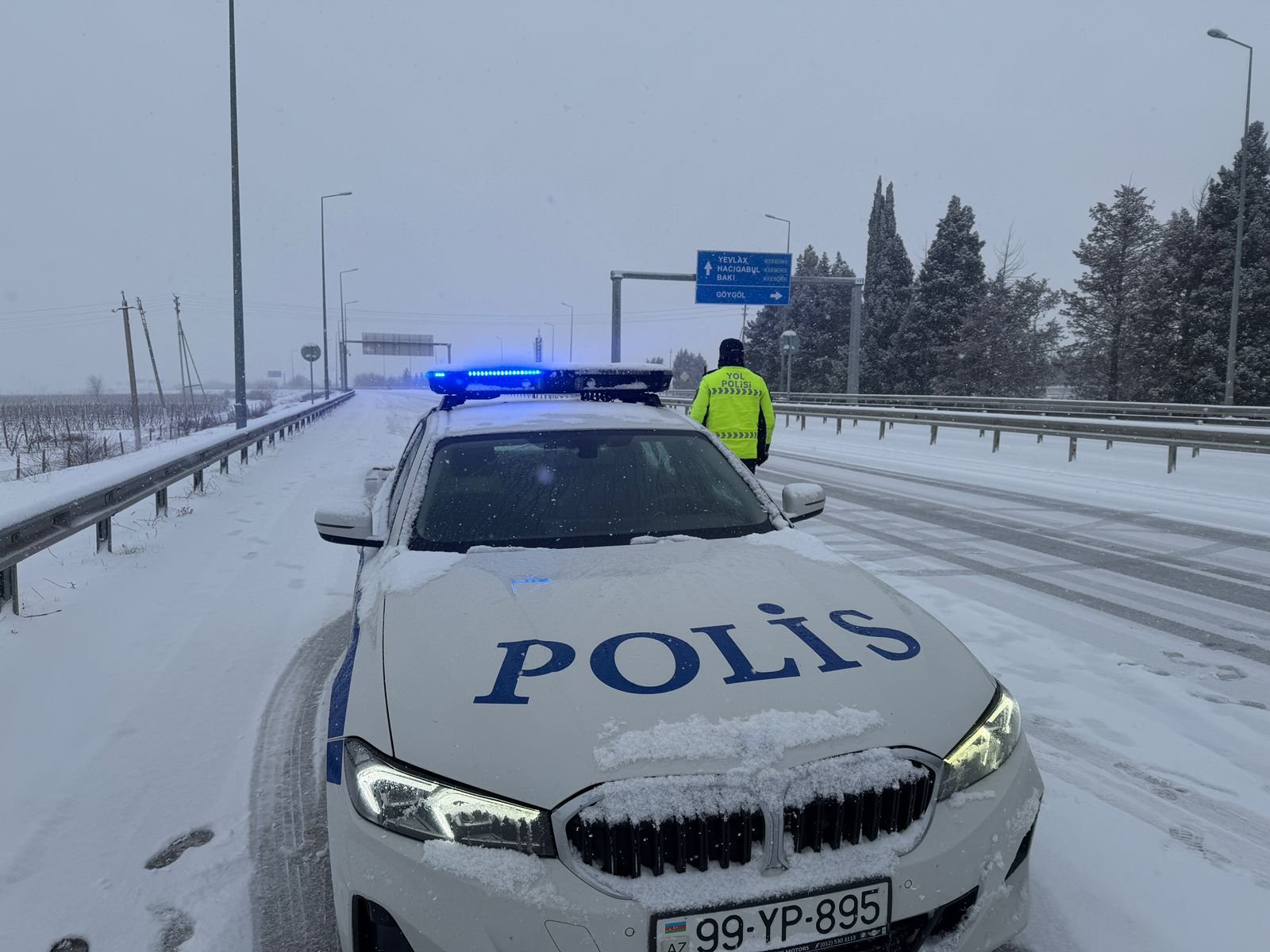Polis əməkdaşları qarlı havada gücləndirilmiş rejimdə xidmət aparır